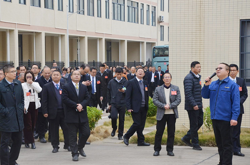 参加韶关市政协十三届三次会议的委员们 到欧莱新材考察调研